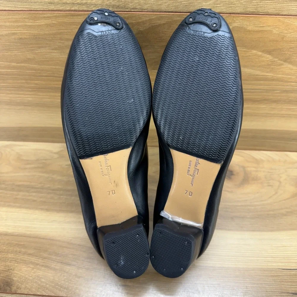 Salvatore Ferragamo Vara‎ Shell Pumps 7 D Black Leather Scalloped Low Heel